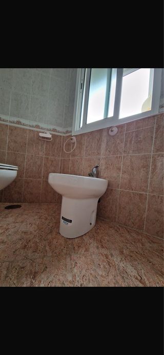 Lavabo, bidé e inodoro de cerámica