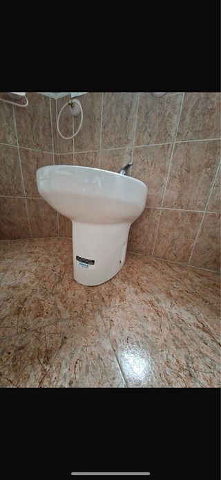 Lavabo, bidé e inodoro de cerámica