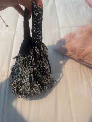 Bolso de fiesta con flecos y pedrería