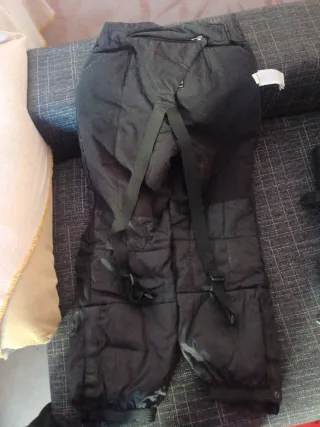 Conjunto de esquí negro con detalles