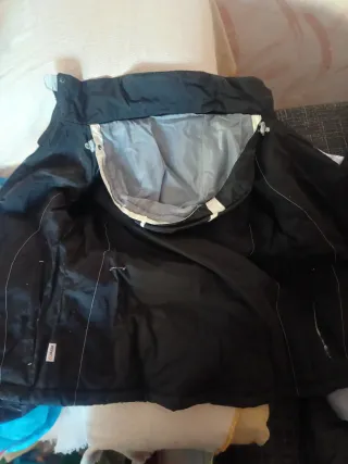 Conjunto de esquí negro con detalles