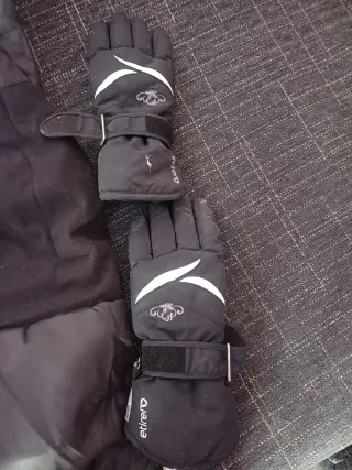 Conjunto de esquí negro con detalles
