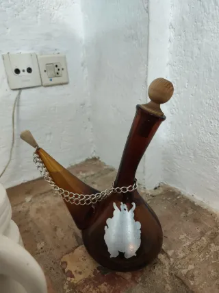 Porrón de cristal ámbar con cadena