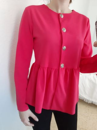 Camisa color coral. Se puede llevar cerrada o abie