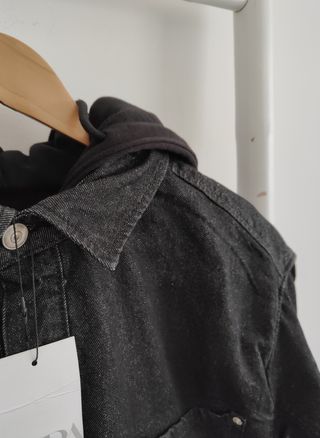Chaqueta Zara con capucha gris/negra. Talla M