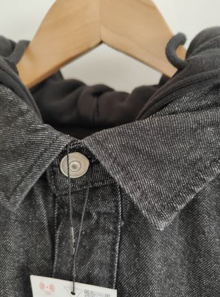 Chaqueta Zara con capucha gris/negra. Talla M