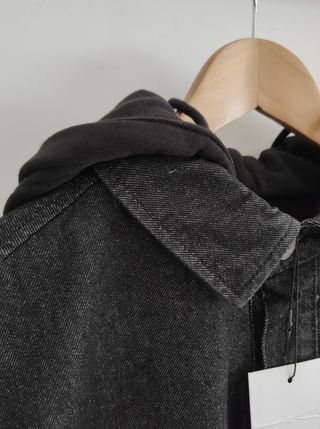Chaqueta Zara con capucha gris/negra. Talla M