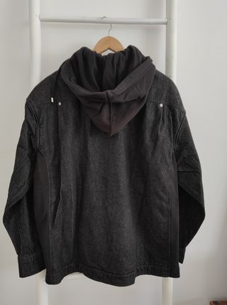 Chaqueta Zara con capucha gris/negra. Talla M