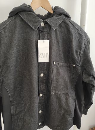 Chaqueta Zara con capucha gris/negra. Talla M