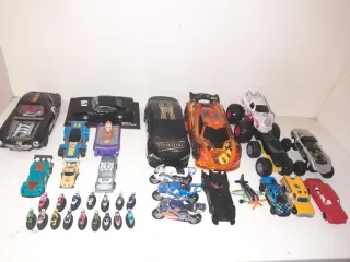 Lote de Motas e Carros Brinquedos