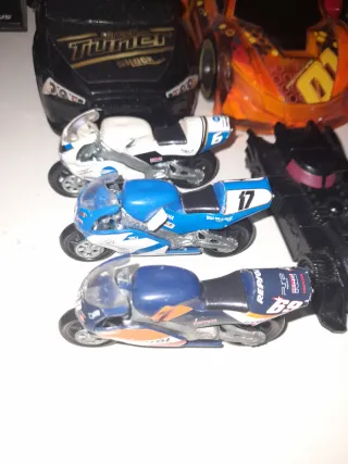 Lote de Motas e Carros Brinquedos