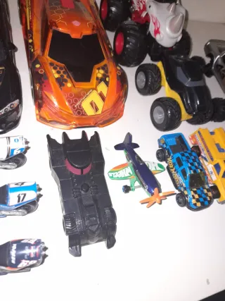 Lote de Motas e Carros Brinquedos