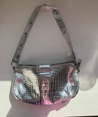 Bolso plateado efecto piel cocodrilo