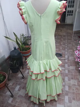 Vestido de flamenca verde con volantes