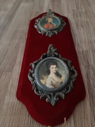 Medaglione decorativo da parete, legno e velluto