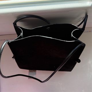 Bolso negro de ante con asas