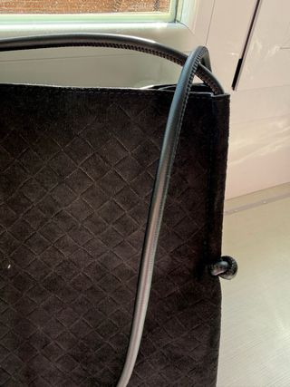 Bolso negro de ante con asas