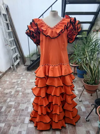 Vestido de flamenca naranja con volantes