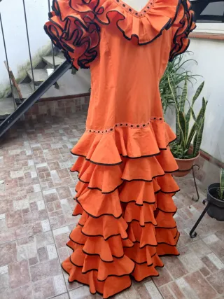 Vestido de flamenca naranja con volantes