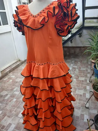 Vestido de flamenca naranja con volantes