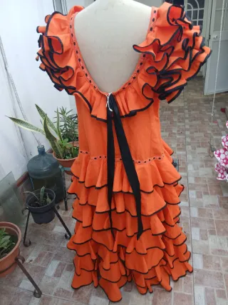 Vestido de flamenca naranja con volantes