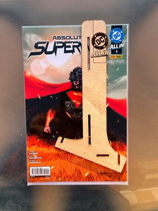 Expositor de Cómics Absolute Superman (DC)