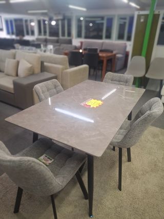 Mesa y 4 Sillas Comedor