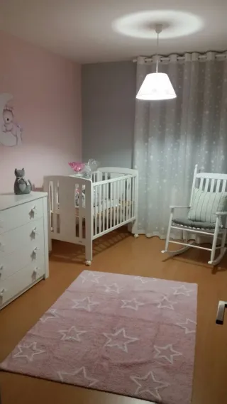 Alfombra infantil rosa con estrellas