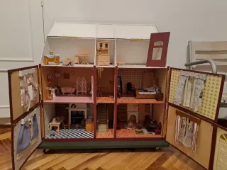 Casita de muñecas de madera