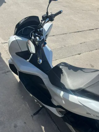 Honda PCX Blanca Scooter Automática