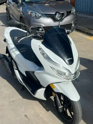 Honda PCX Blanca Scooter Automática