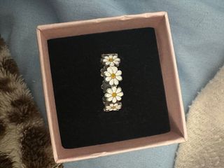 Anillo de margaritas estilo romántico