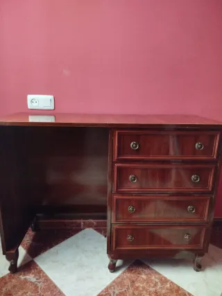 Escritorio de madera marrón