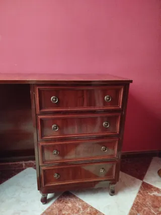 Escritorio de madera marrón