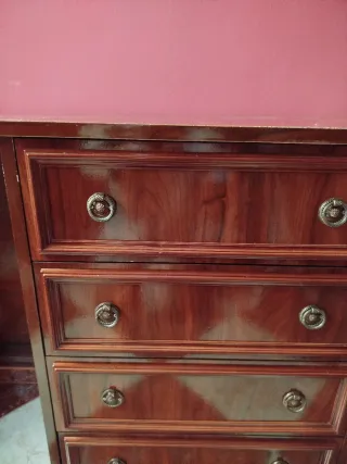 Escritorio de madera marrón