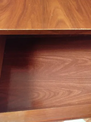 Escritorio de madera marrón