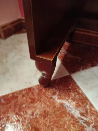 Escritorio de madera marrón