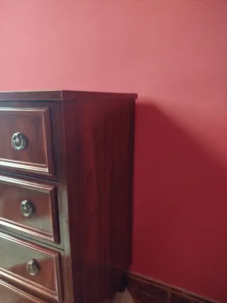 Escritorio de madera marrón