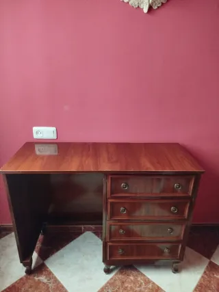 Escritorio de madera marrón