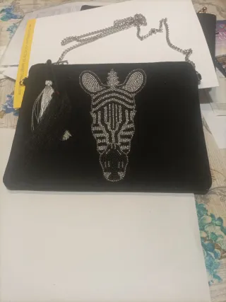 Bolso de mano con cadena y abalorios