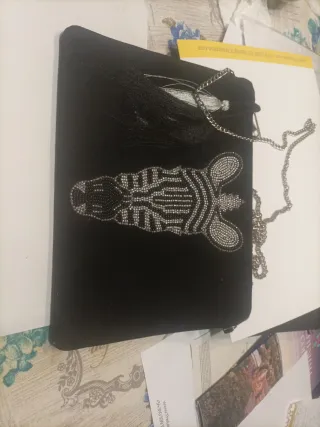 Bolso de mano con cadena y abalorios