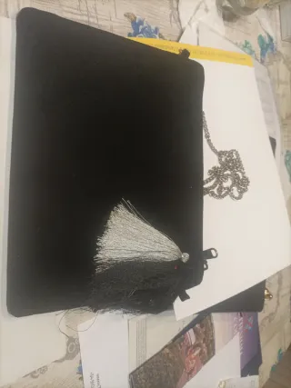 Bolso de mano con cadena y abalorios