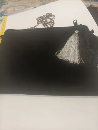 Bolso de mano con cadena y abalorios