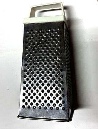 Ralador de cozinha metal com pega branca