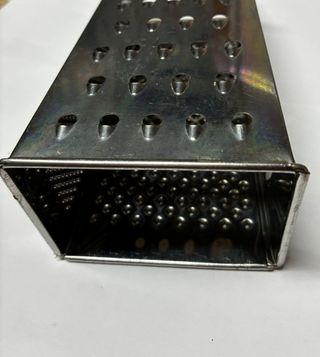 Ralador de cozinha metal com pega branca