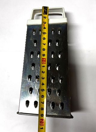 Ralador de cozinha metal com pega branca