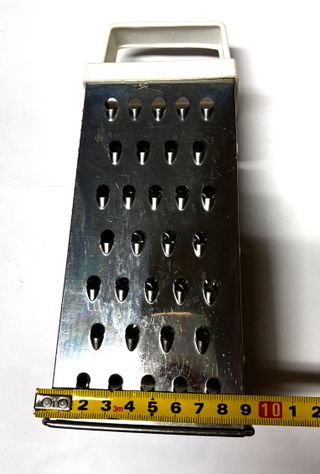 Ralador de cozinha metal com pega branca