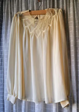 Blusa beige con encaje