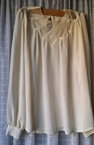 Blusa beige con encaje