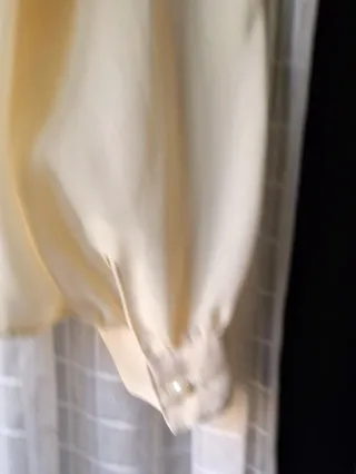 Blusa beige con encaje